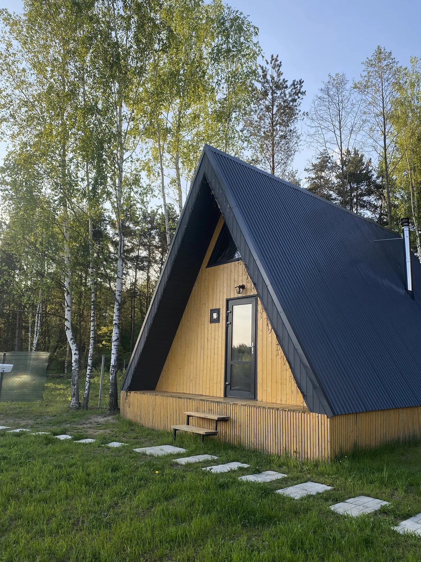 A-frame домик солнечным днём